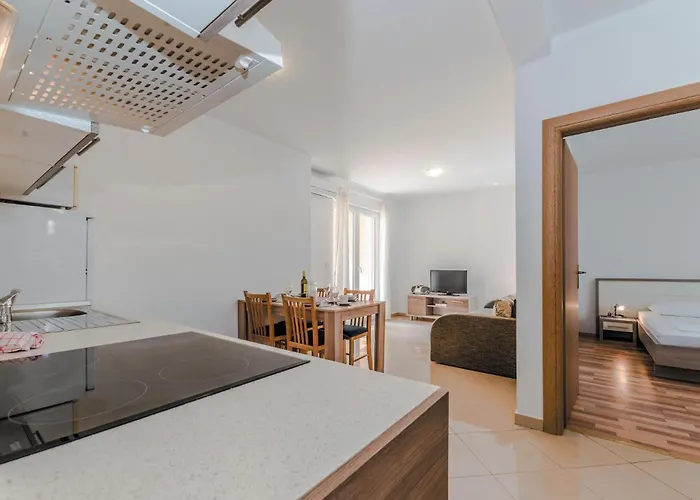 1 Bedroom Cozy Apartment In Vlasici *