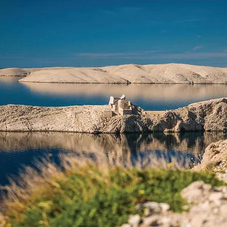 1 Bedroom Cozy Apartment In Vlasici Apartman Vlasici