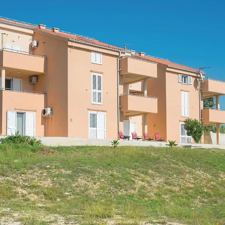 1 Bedroom Cozy Apartment In Vlasici *